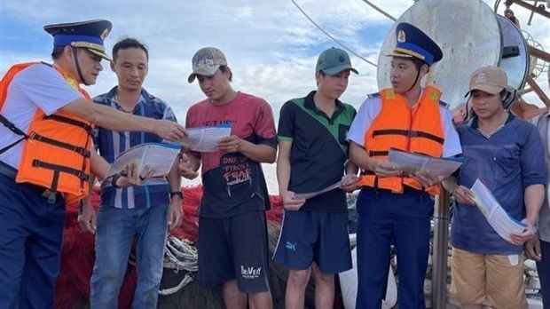 Competent agencies in Ba Ria Vung Tau province popularise fisheries regulations to fishermen. (Photo: VNA)
