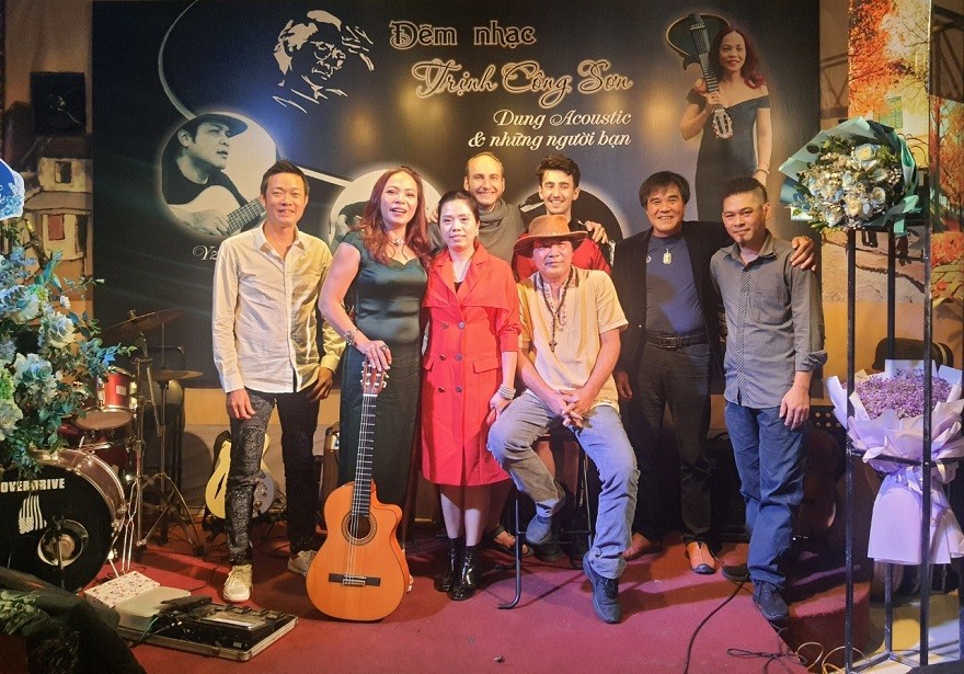 Central highland singer returned downtown Wandering singer of vast highlands of Tay Nguyen: Keeping Ede people's rustic essence