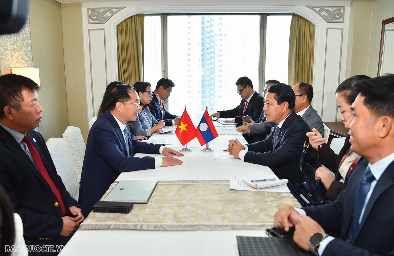 AMM-56: Vietnam, Laos Foreign Ministers coordinate closely at multilateral forums
