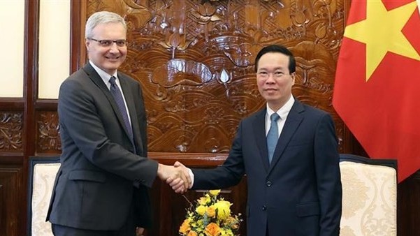 President Vo Van Thuong receives outgoing French Ambassador Nicolas Warnery