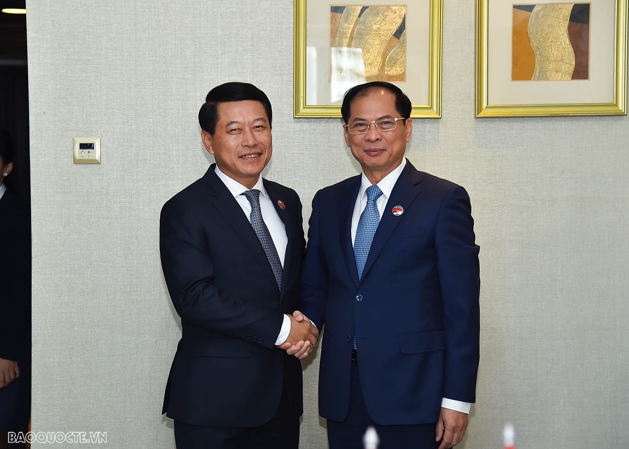 AMM-56: Vietnam, Laos Foreign Ministers coordinate closely at multilateral forums