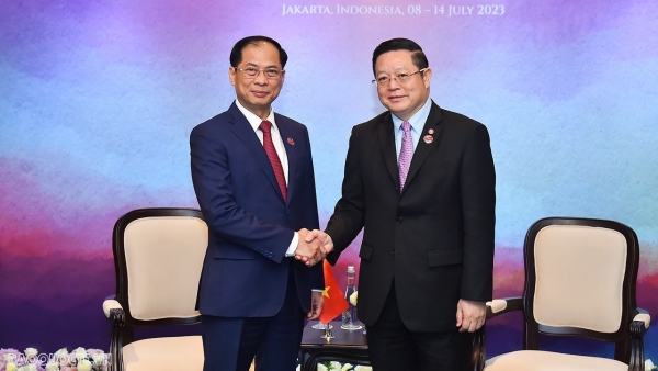 AMM-56: Foreign Minister Bui Thanh Son meets ASEAN Secretary-General in Jakarta