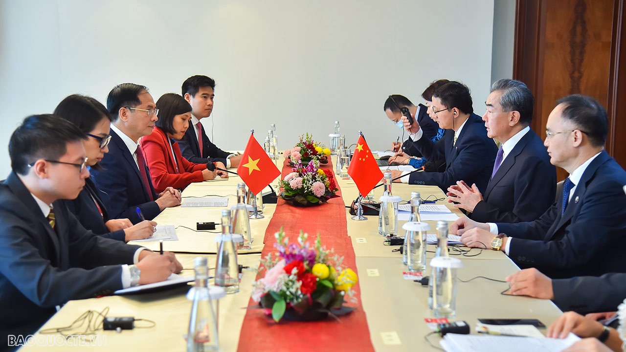 AMM-56: Foreign Minister Bui Thanh Son, Chinese senior official have a meeting