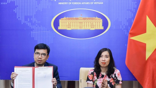 The World & Vietnam Report and Korea Times signed MOU on sharing content