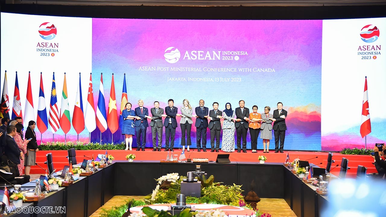 AMM-56: Foreign Minister Bui Thanh Son attends meetings between ASEAN and partners