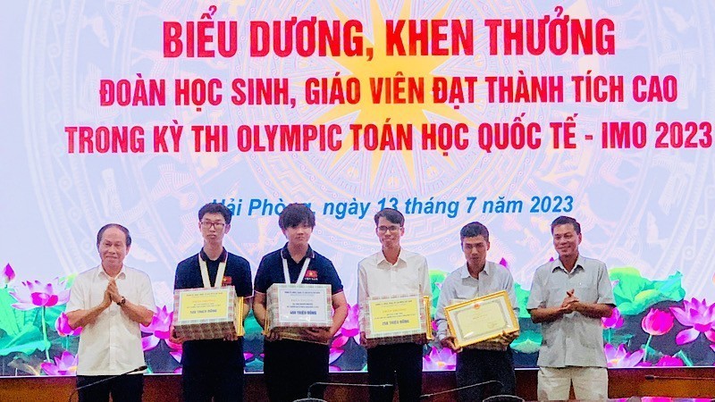 Hai Phong presents 1.6 billion VND to winners of International Mathematical Olympiad
