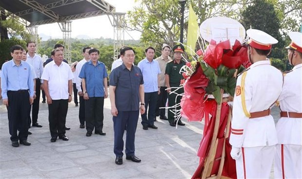 National Assembly Chairman Vuong Dinh Hue offers incense and flowers at the Hue city martyrs’ cemetery in the central province of Thua Thien – Hue. (Photo: VNA)