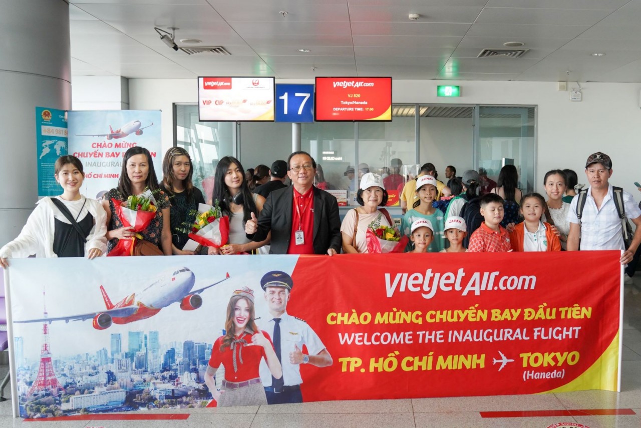 First passengers on flights connecting HCM City and Tokyo (Haneda Airport) receive a warm welcome along with special souvenirs. (Photo courtesy of Vietjet)