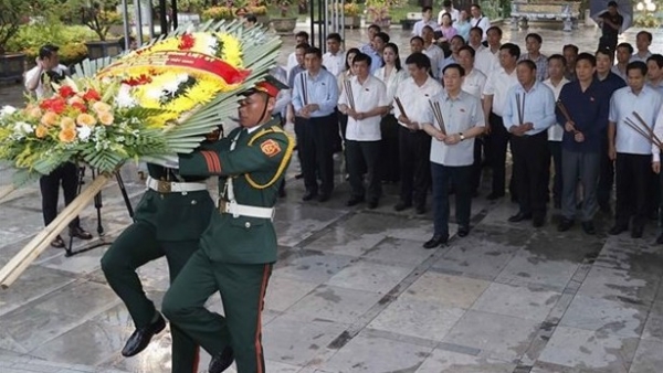 NA Chairman Vuong Dinh Hue tribute to martyrs in Quang Tri