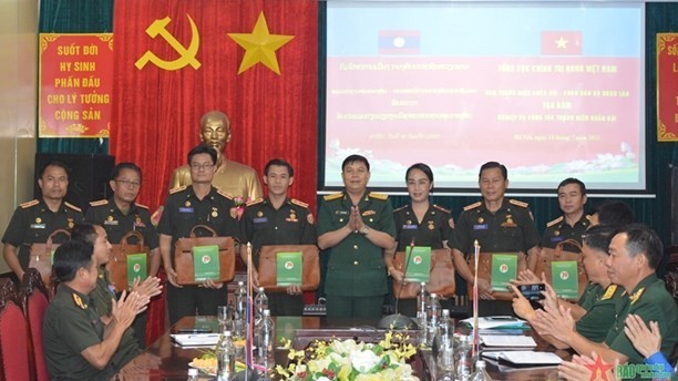 Vietnamese, Lao defence delegations promote exchanges on youth affairs