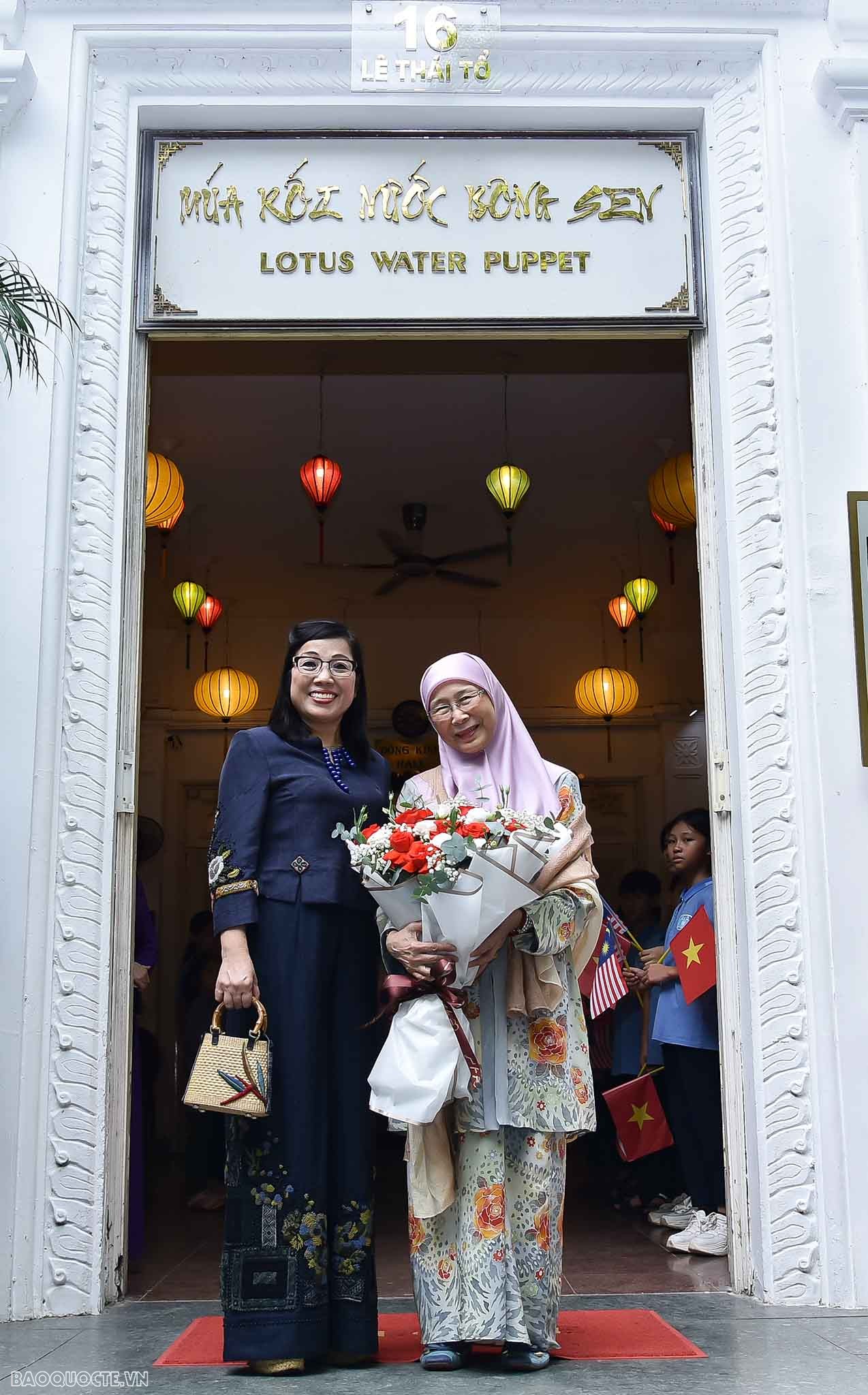 Phu nhân Thủ tướng Việt Nam và Malaysia cùng thưởng thức múa rối nước