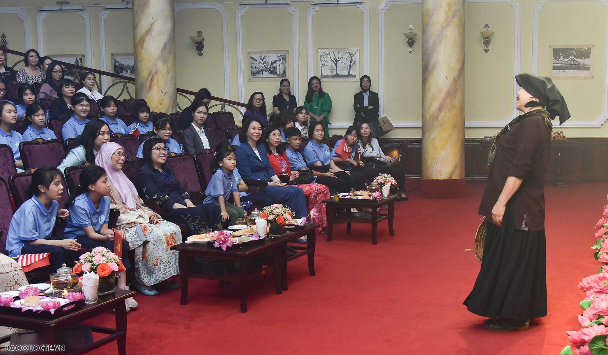 Spouses of Vietnamese, Malaysian PMs enjoy water puppetry in Hanoi