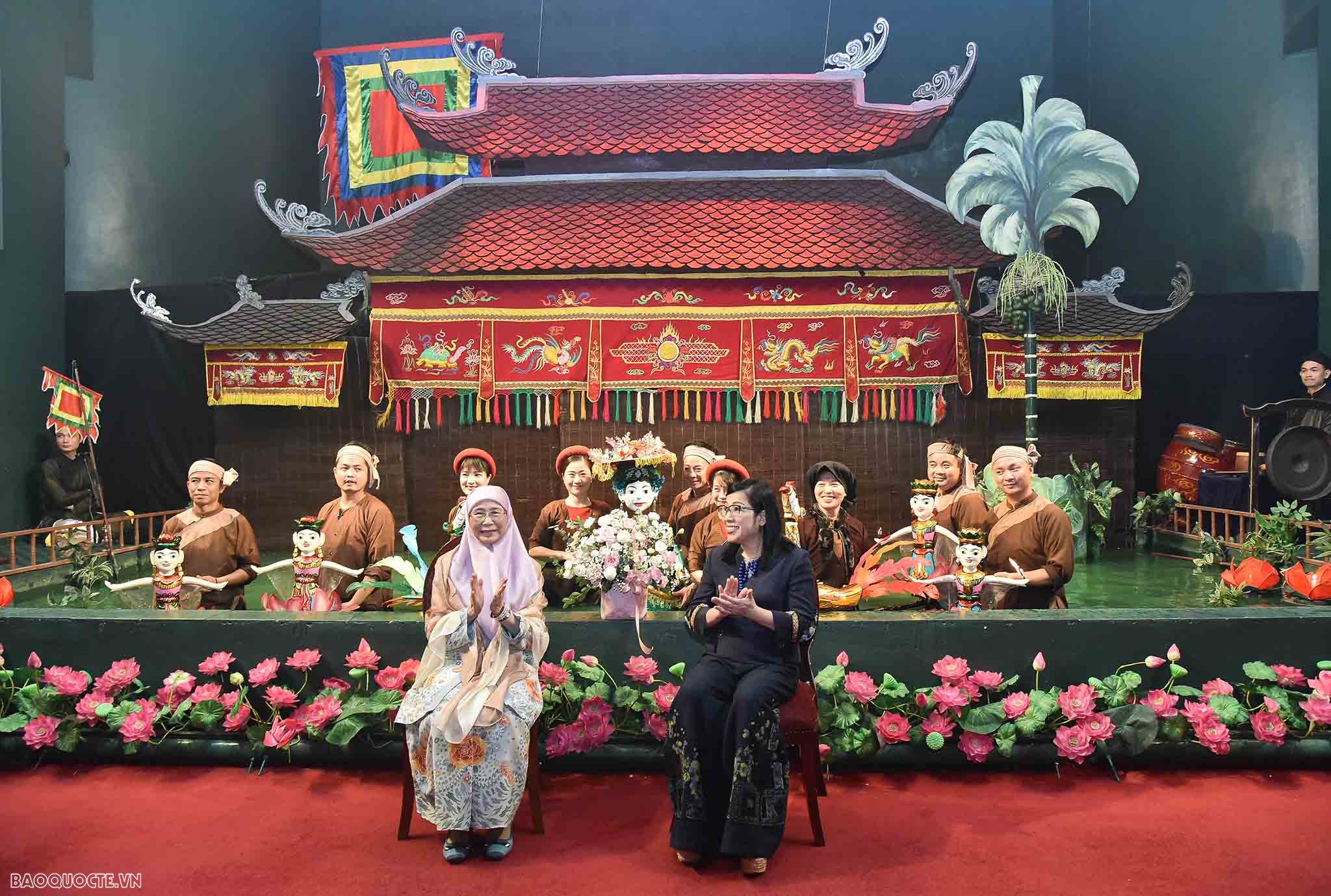 Spouses of Vietnamese, Malaysian PMs enjoy water puppetry in Hanoi