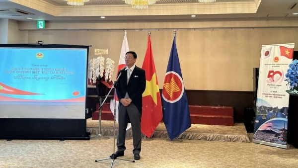 Ambassador Pham Quang Hieu presents credentials to Japanese Emperor