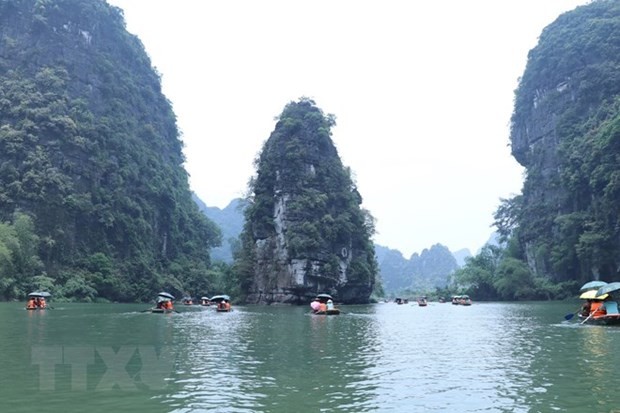 The Hanoi - Trang An (Ninh Binh) tourism route attracts a large number of tourists (Photo: VNA).