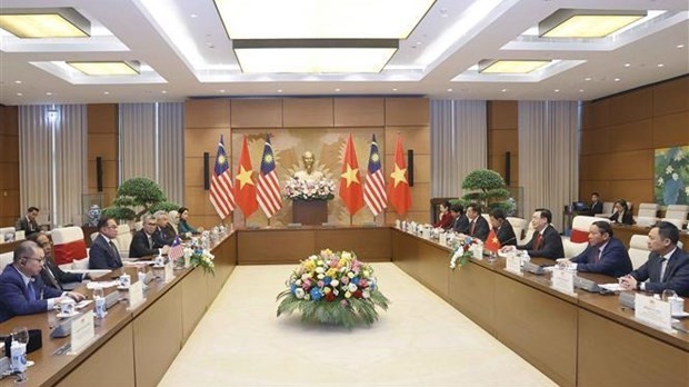 NA Chairman Vuong Dinh Hue meets with Malaysian Prime Minister