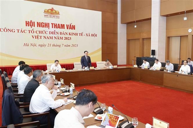NA Chairman Vuong Dinh Hue presides over consultations on 2023 socio-economic forum. (Photo: VNA)