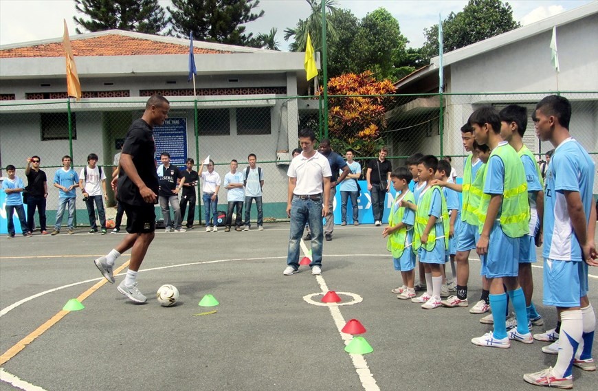 Children at the Go Vap SOS Village in Ho Chi Minh City learning how to play football. (Photo: VNP/VNA)