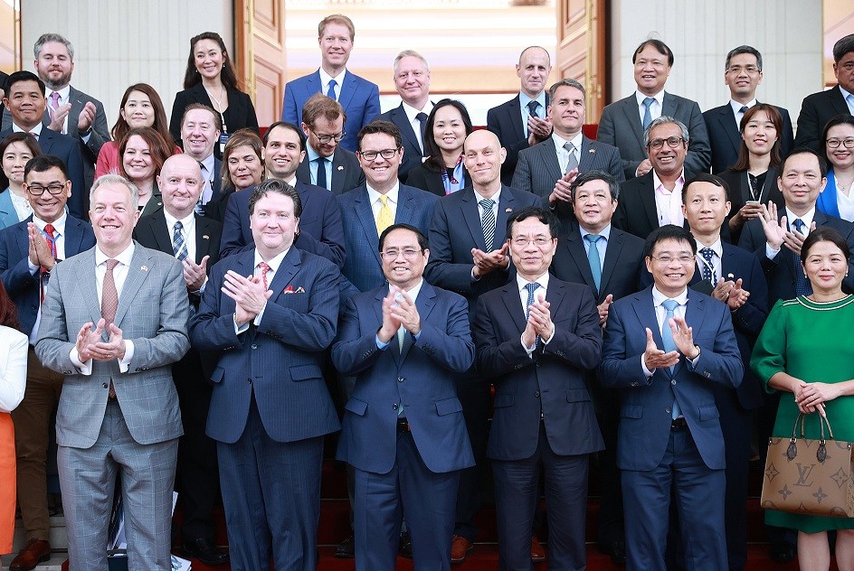 Thủ tướng Phạm Minh Chính chụp hình với đoàn doanh nghiệp Mỹ thăm Việt Nam tháng 3-2023