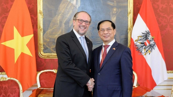 Foreign Minister Bui Thanh Son meets his Austrian counterpart