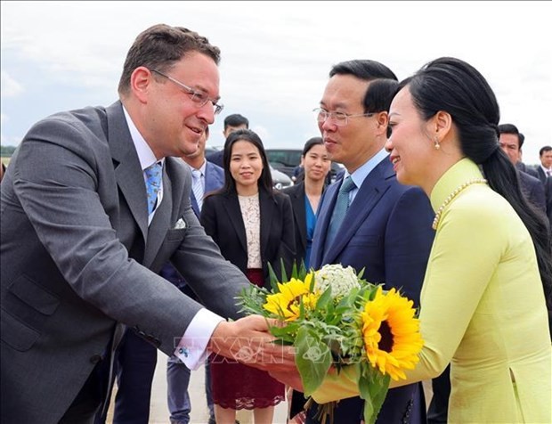 The farewell ceremony is held for President Vo Van Thuong and his wife at Vienna International Airport. (Photo: VNA)