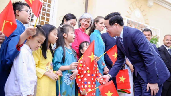 President Vo Van Thuong meets Vietnamese community, foreign friends in Italy