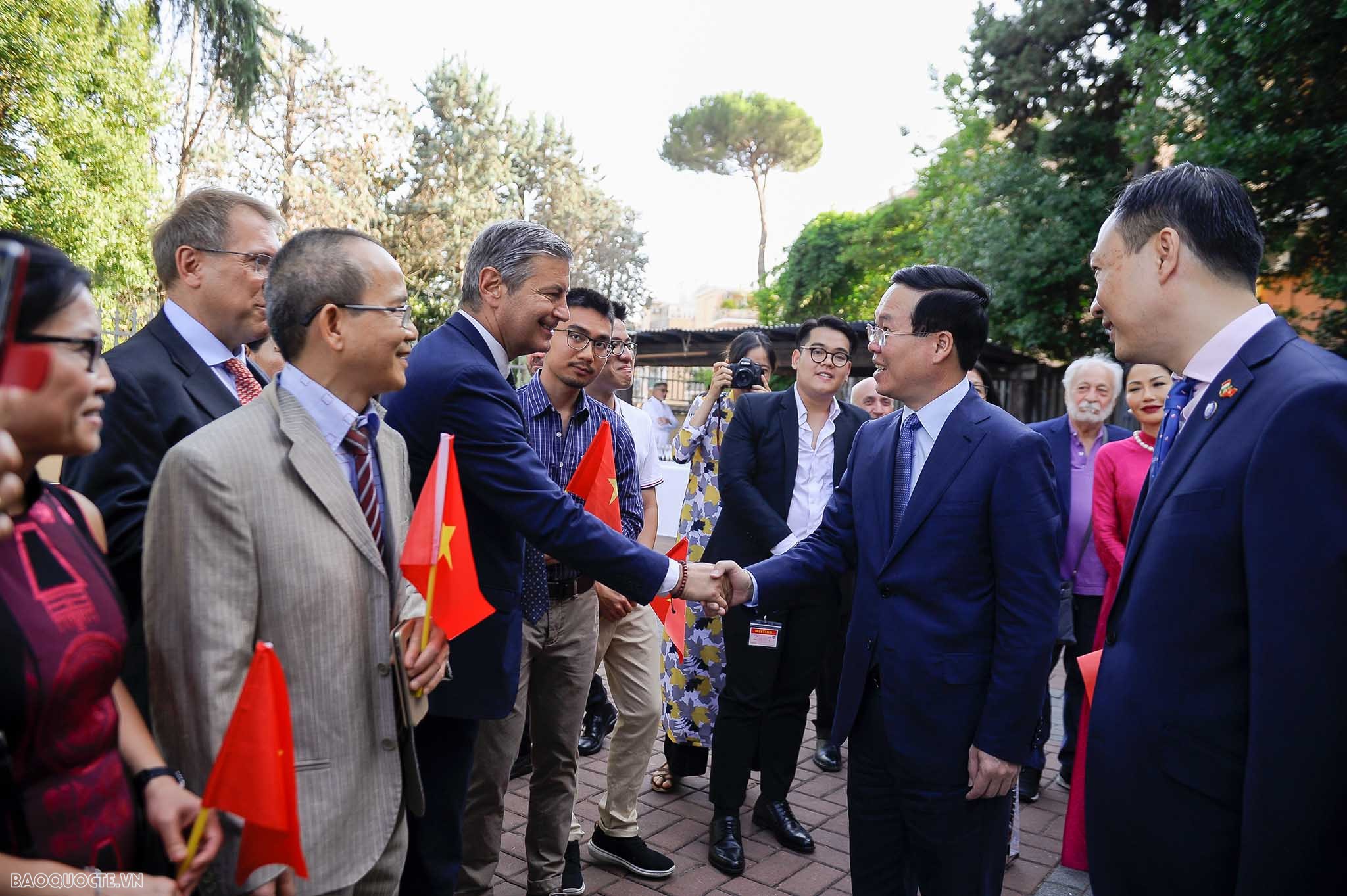 President Vo Van Thuong meets Vietnamese community, foreign friends in Italy