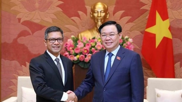 NA Chairman Vuong Dinh Hue received Indonesian and Iranian Ambassadors