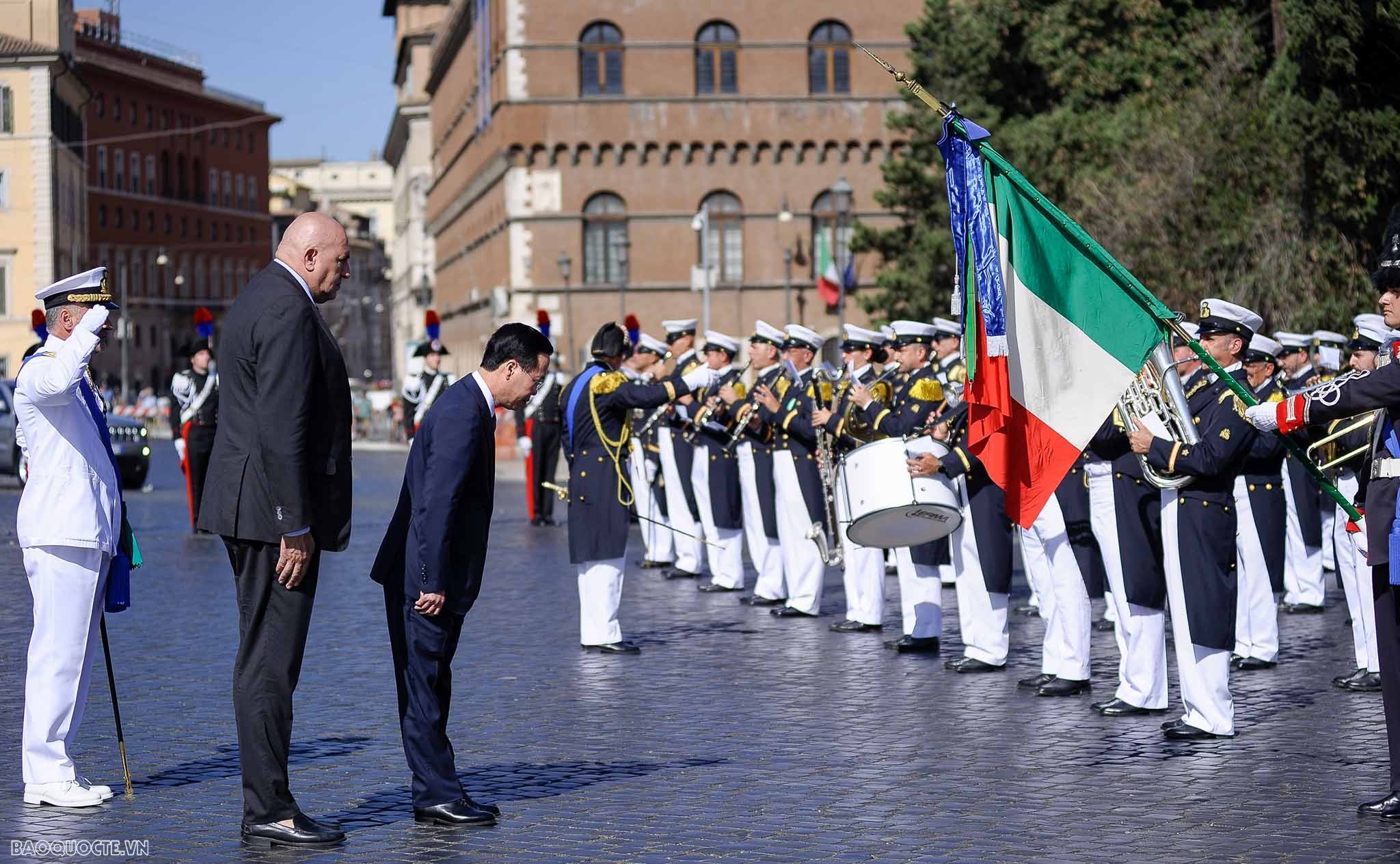 President Vo Van Thuong pays floral tribute at national monument in Rome