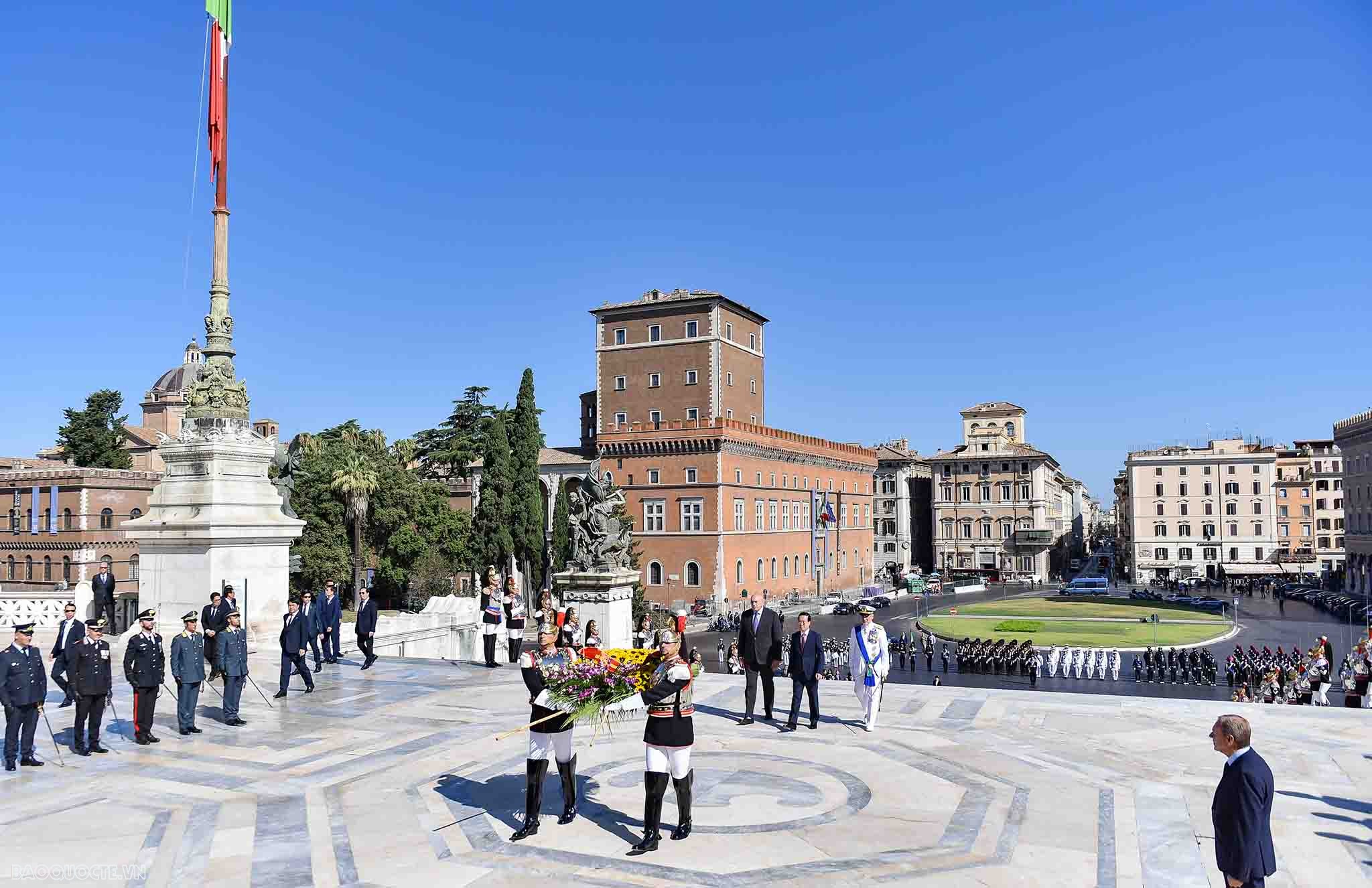 President Vo Van Thuong pays floral tribute at national monument in Rome