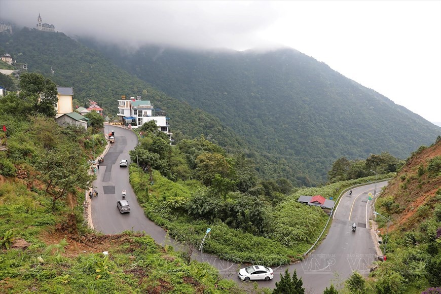 The road to Tam Dao twists and turns like a silk ribbon crossing the mountainside. (Photo: VNP/VNA)