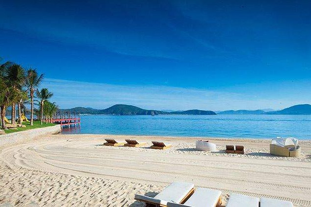 Những bãi biển tuyệt đẹp: Nha Trang tự hào sở hữu những bãi biển đẹp nhất Việt Nam, nơi có những bãi cát trắng mịn, làn nước trong xanh như ngọc cùng khí hậu dễ chịu. Hãy tản bộ dọc theo bãi biển bên đường Trần Phú với những hàng cọ xanh mướt và những khu