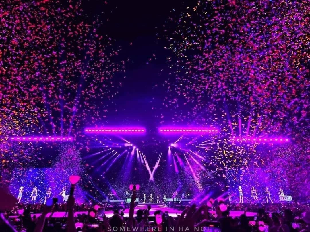 A sea of pink filled the stands, and the fans - the BLINKs - danced along with the music, creating a thrilling atmosphere.