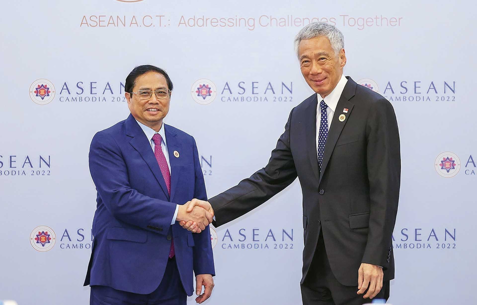 Thủ tướng Phạm Minh Chính gặp Thủ tướng Singapore Lý Hiển Long bên lề Hội nghị cấp cao ASEAN lần thứ 40, 41 diễn ra tại thủ đô Phnom Penh, Campuchia, ngày 12/11/2022.