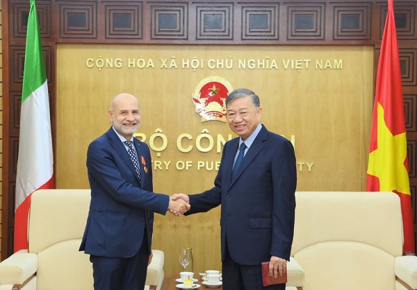 Minister of Public Security To Lam receives outgoing Italian ambassador Minister of Public Security To Lam receives outgoing Italian ambassador