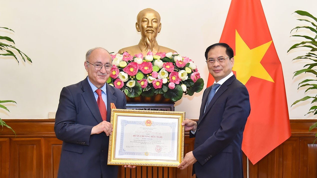 Friendship Order awarded to President of World University Services Germany