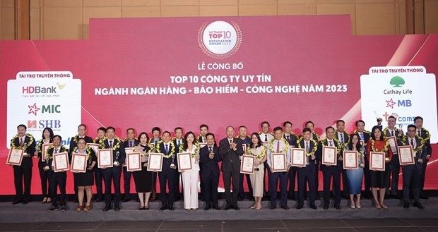 Representatives from banks and companies are at the ceremony announcing top ten prestigious companies in banking, insurance and technology in Vietnam in 2023. (Photo: Vietnam Report JSC)