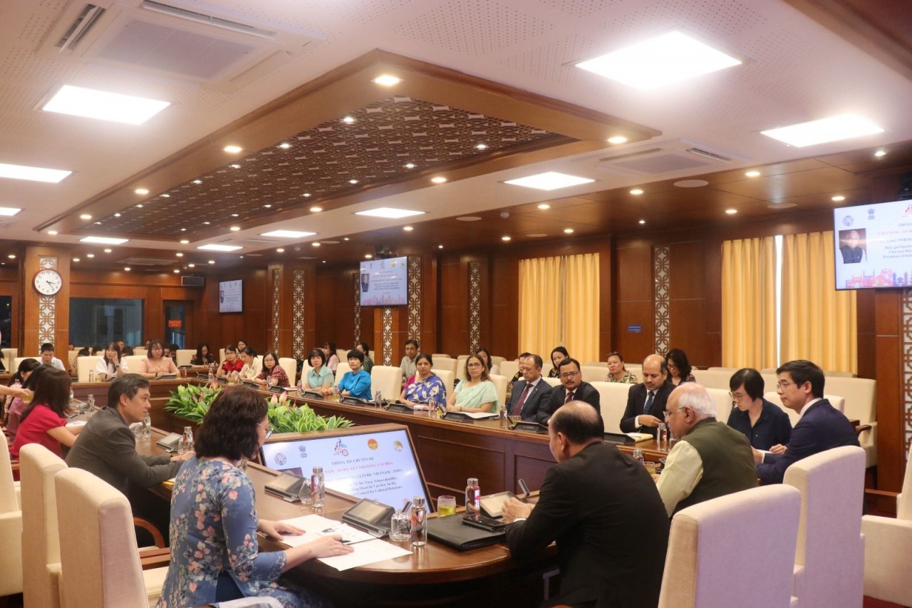 TS. Vinay Sahasrabuddhe thuyết tr&igrave;nh tại buổi th&ocirc;ng tin chuy&ecirc;n đề &ldquo;Việt Nam - Ấn Độ: Kết nối qua văn h&oacute;a&rdquo;, ng&agrave;y 4/8/2023.
