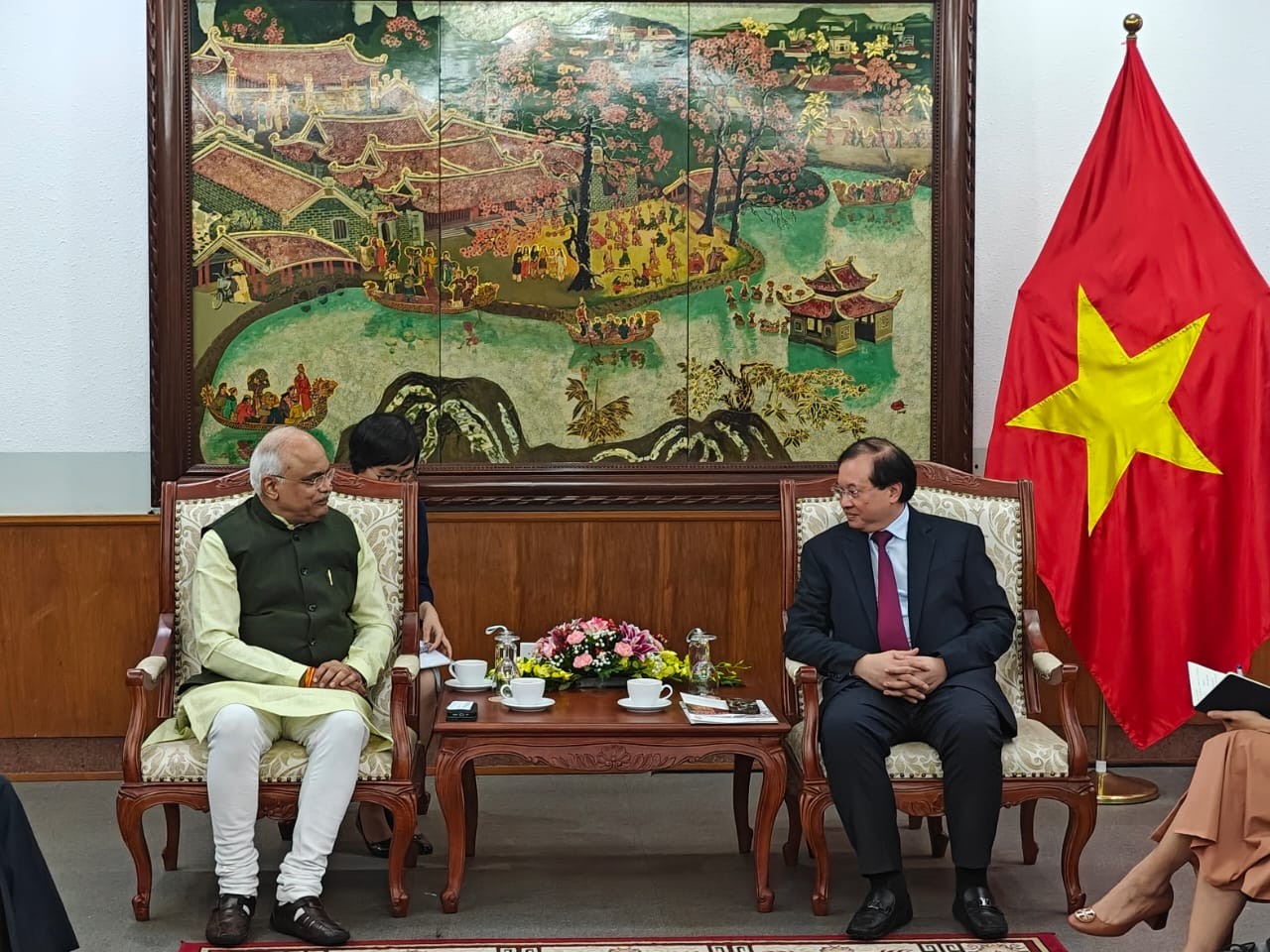 TS. Vinay Sahasrabuddhe gặp với Thứ trưởng Tạ Quang Đ&ocirc;ng, Bộ Văn h&oacute;a, Thể thao v&agrave; Du lịch Việt Nam.