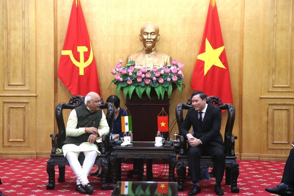 GS TS L&ecirc; Văn Lợi, Ph&oacute; Gi&aacute;m đốc Học viện Ch&iacute;nh trị quốc gia Hồ Ch&iacute; Minh tiếp v&agrave; l&agrave;m việc với TS Vinay Sahasrabuddhe, Chủ tịch Hội đồng Quan hệ văn h&oacute;a Ấn Độ, ng&agrave;y 4/8.