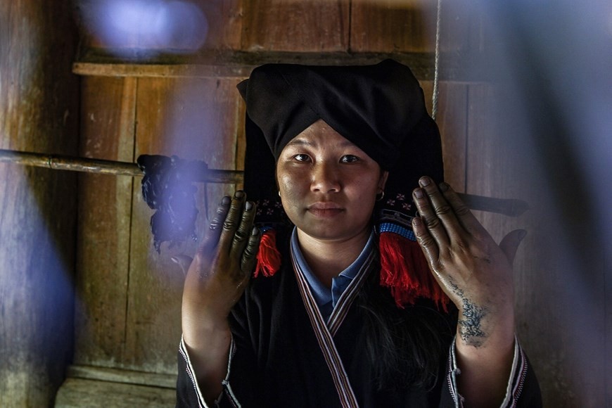 The hands of Dao Tien women change colour from dyeing their clothes at an early age. It is tradition that young girls learn how to embroider, weave, and make their own outfits. (Photo: VNA)