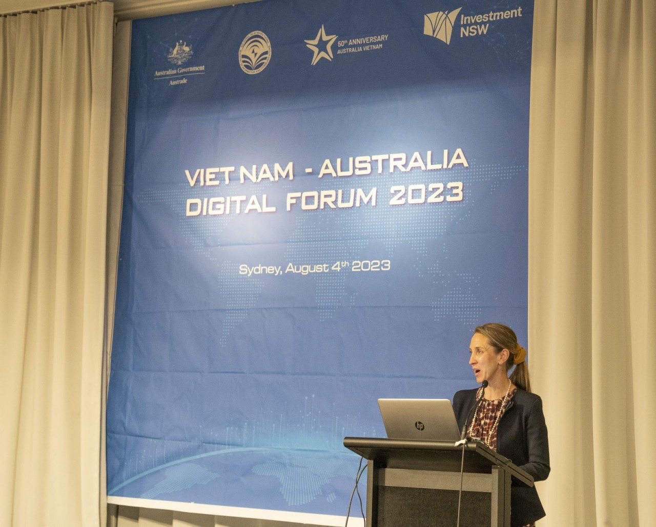 Bà Karla Lampe, Giám đốc điều hành Cơ quan Thương mại và đầu tư bang New South Wales trực thuộc Bộ Doanh nghiệp, Đầu tư và Thương mại bang New South Wales (EIT), phát biểu tại diễn đàn. (Nguồn: TTXVN)