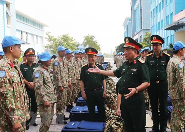 Deputy Minister of National Defence Sen. Lt. Gen. Hoang Xuan Chien talks to members of Engineering Unit Rotation 2. (Source: VNA)