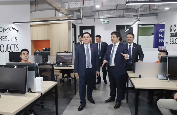 National Assembly Chairman Vuong Dinh Hue (L) visits the headquarters of FPT Indonesia in Jakarta on August 6. (Source: VNA)
