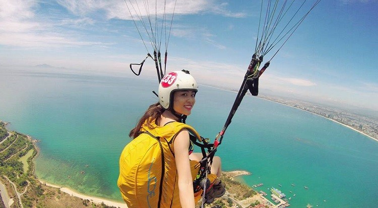 Paragliding a new attractive offering for tourists in Da Nang. (Photo: Vinpearl)