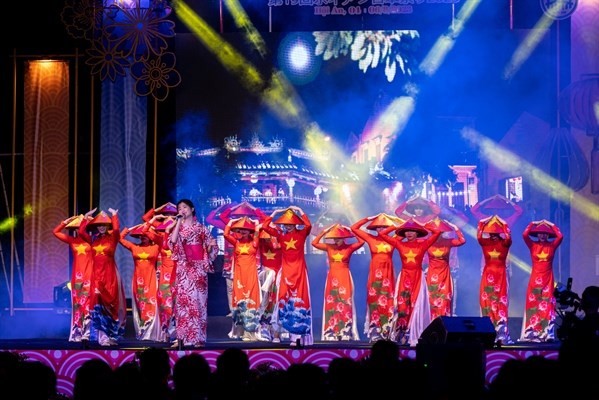 A series of cultural activities are also held during the festival. (Photo:baovanhoa.vn)