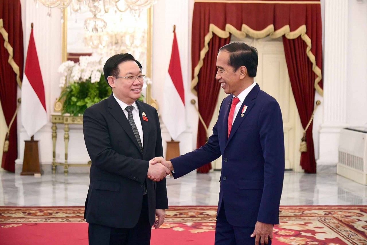 NA Chairman Vuong Dinh Hue met with Indonesian President Joko Widodo in Jakarta