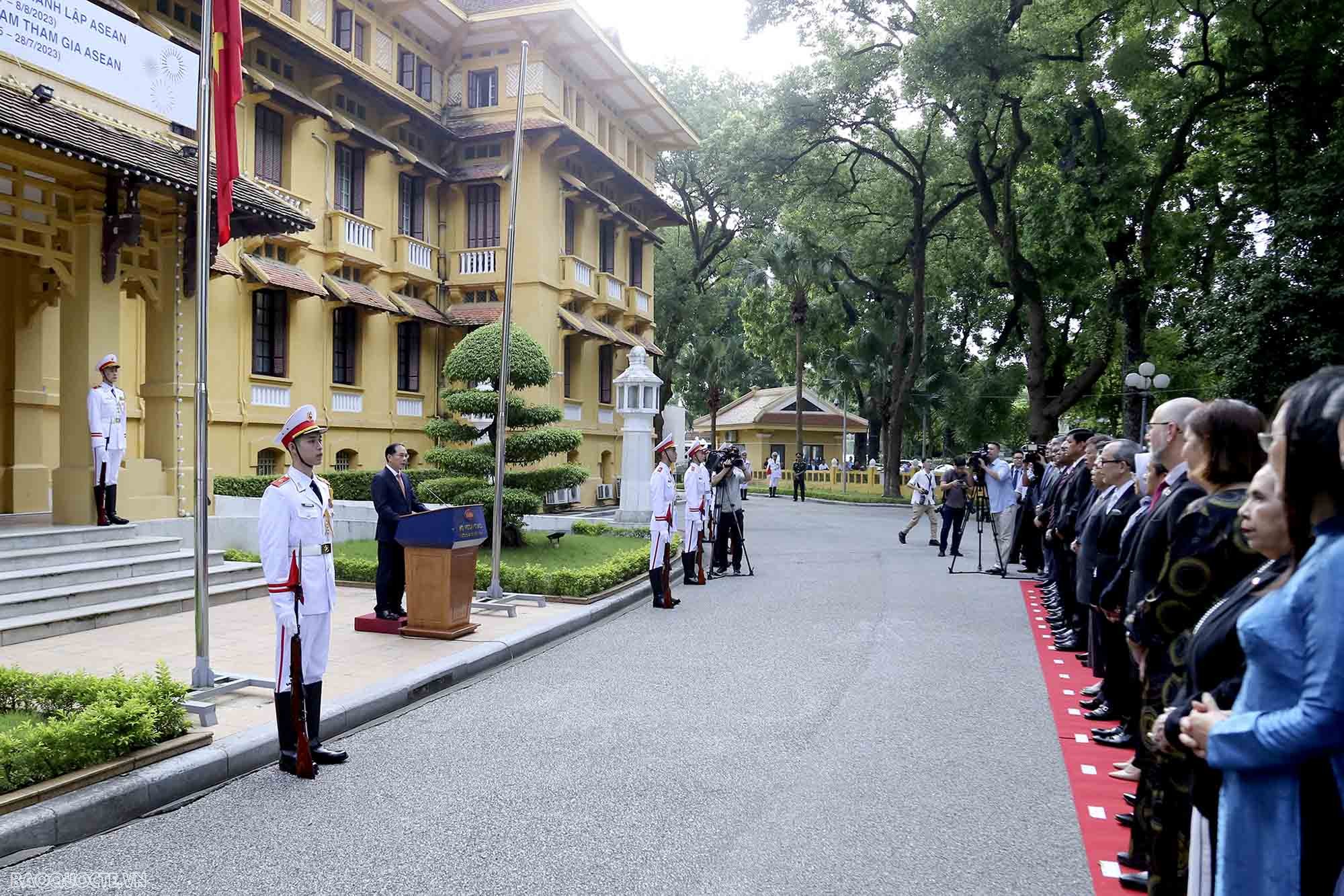 Foreign Minister chairs ASEAN flag-raising ceremony in Hanoi
