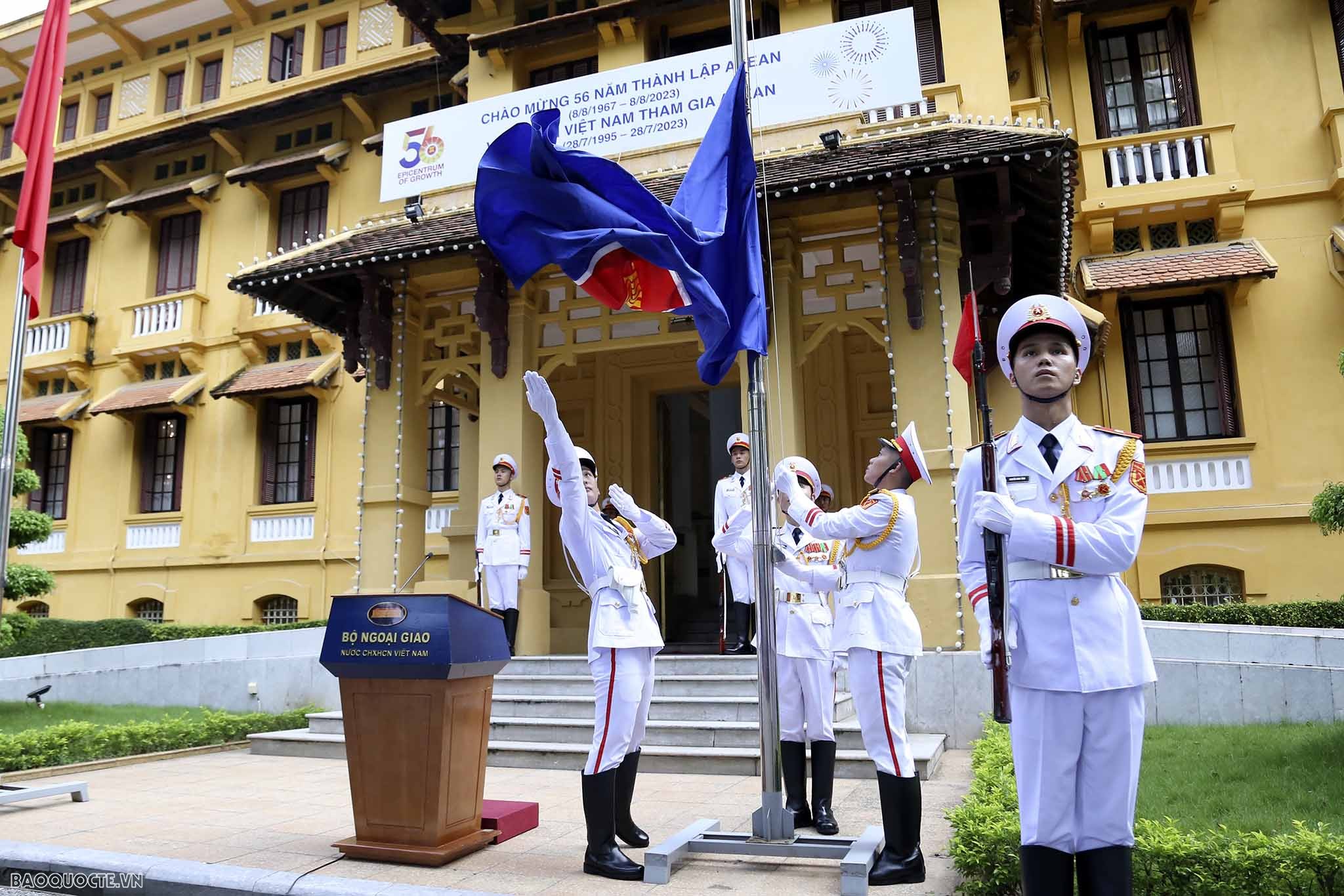 Foreign Minister chairs ASEAN flag-raising ceremony in Hanoi