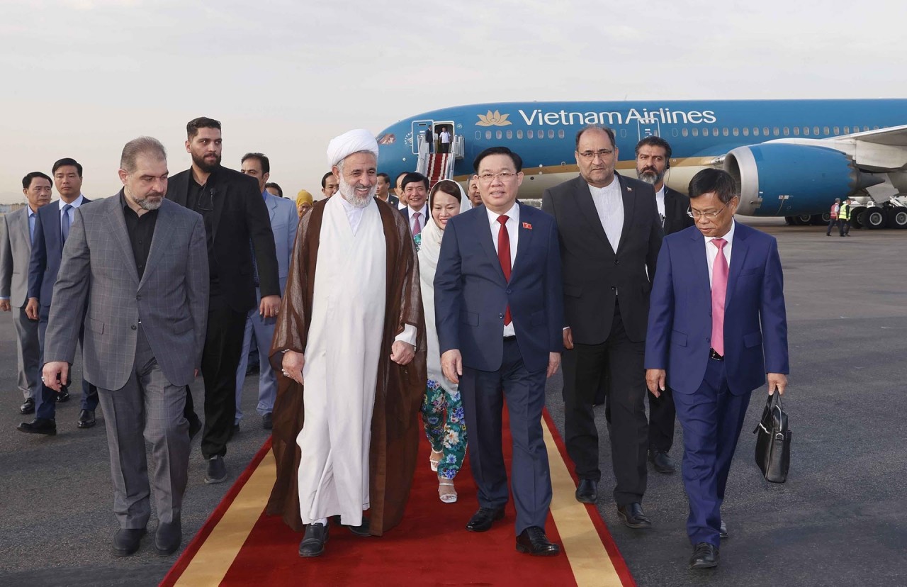 NA Chairman Vuong Dinh Hue arrived in Tehran, beginning official visit to Iran